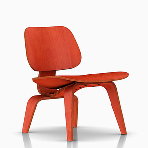EAMES MOLDED PLYWOOD LOUNGE CHAIR - RED STAIN / WOOD LEGS